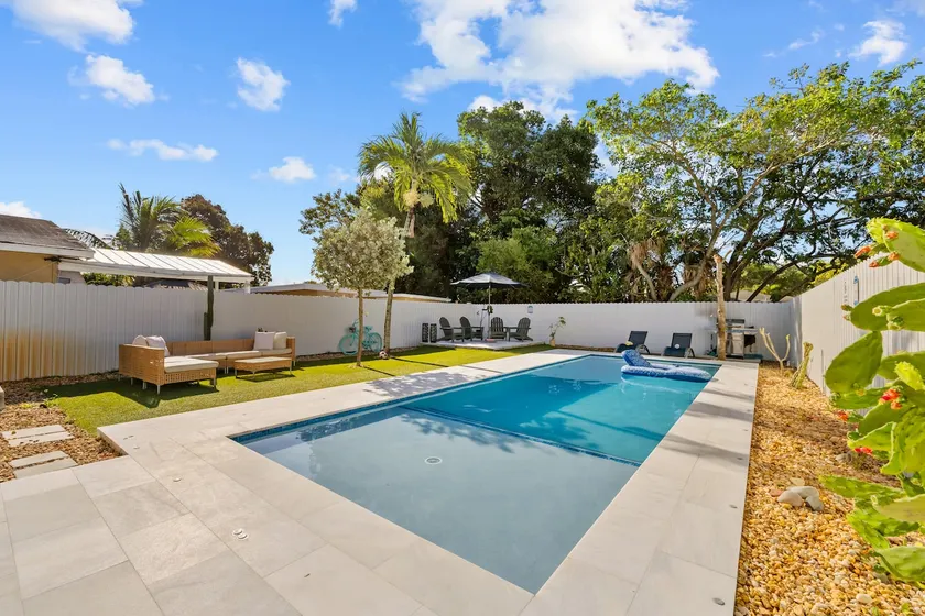 Family Fun Retreat-Oasis Fenced Yard-Pool-Game-BBQ - Image 1