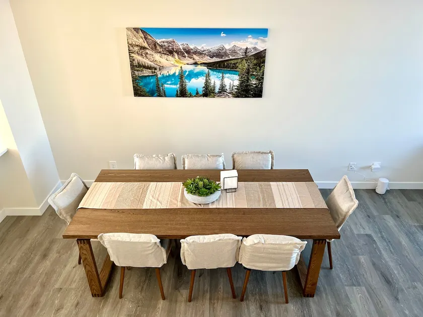 Modern Home 15 Min to YYC | Free Parking - Image 1