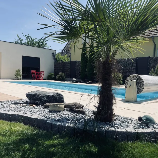 Studio with non-privatized pool - Image 1