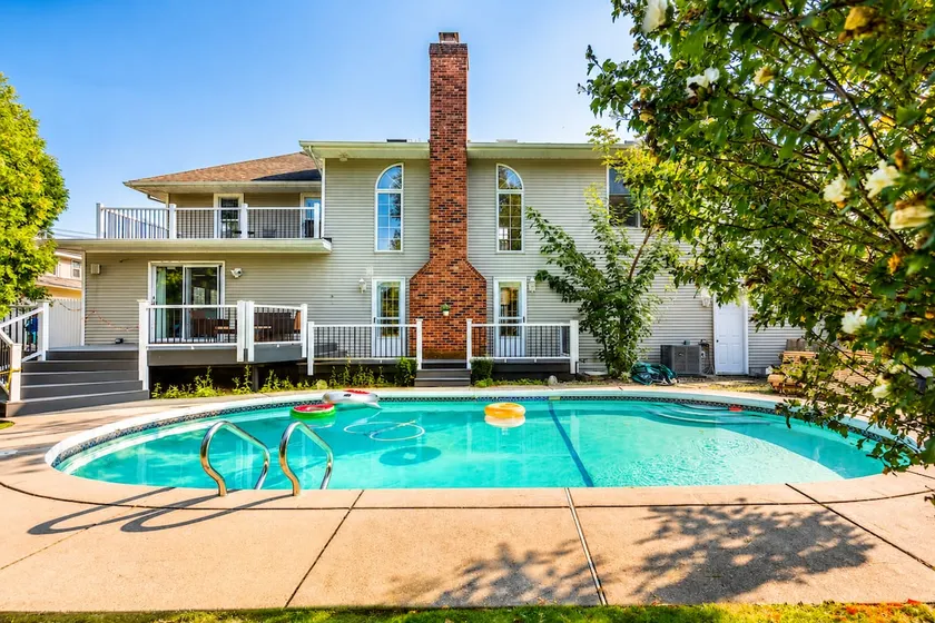Waterfront Pool Retreat Near Niagara Falls & Bills - Image 1