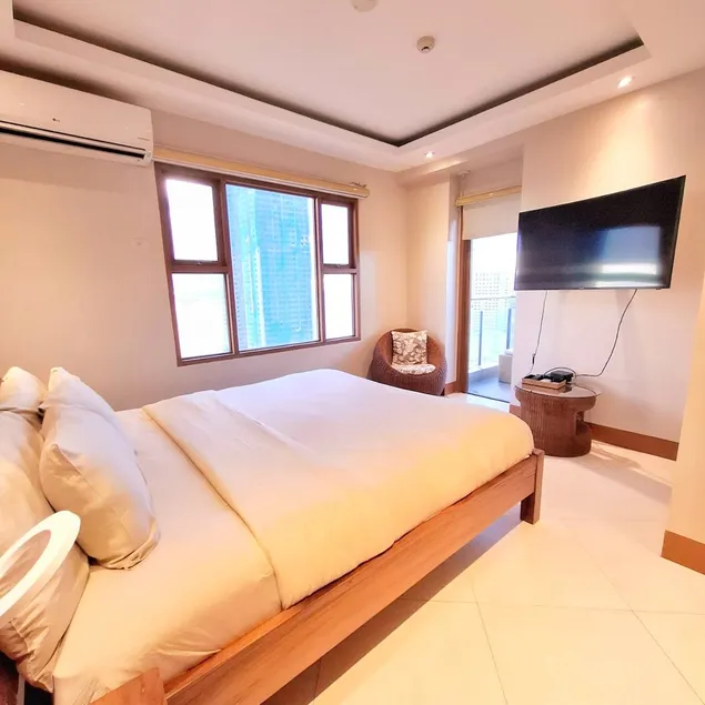 StayLuxia Manilabayview King 2BR 2BA Platinum Suite w/ Balcony Pool Gym Netflix - Image 1