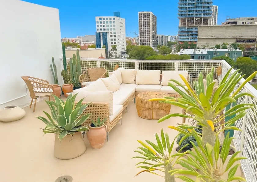 Penthouse W/ Rooftop, Free Parking, Balcony View - Image 1