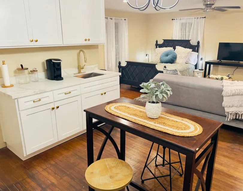 Cozy studio apartment with new pool! - Image 1