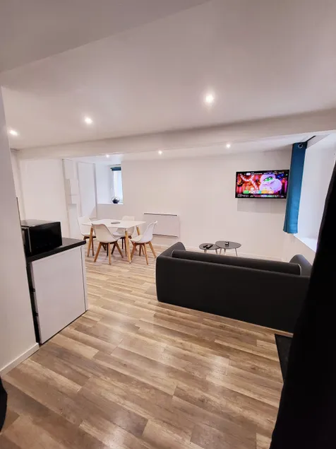 Apartment in an ideal location. - Image 1