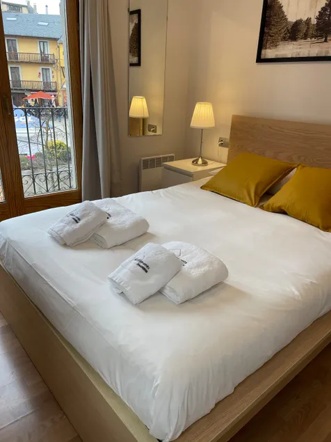 Cadí, central accommodation in Puigcerdá, Cerdanya. - Image 1