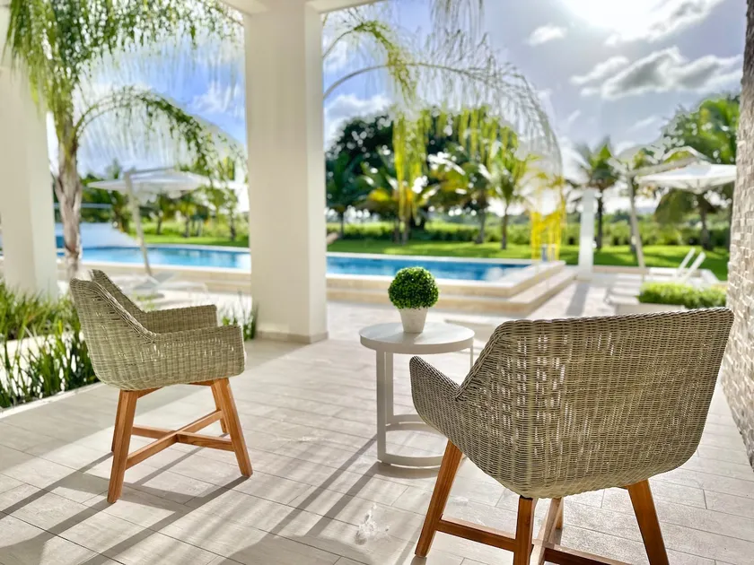 Elegant apartment with pool view - Image 1