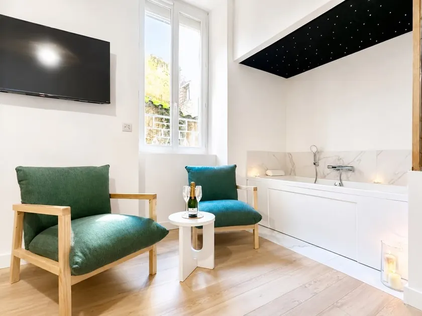 Le SPA Étoilé – Balneotherapy Bathtub and sauna - Image 1