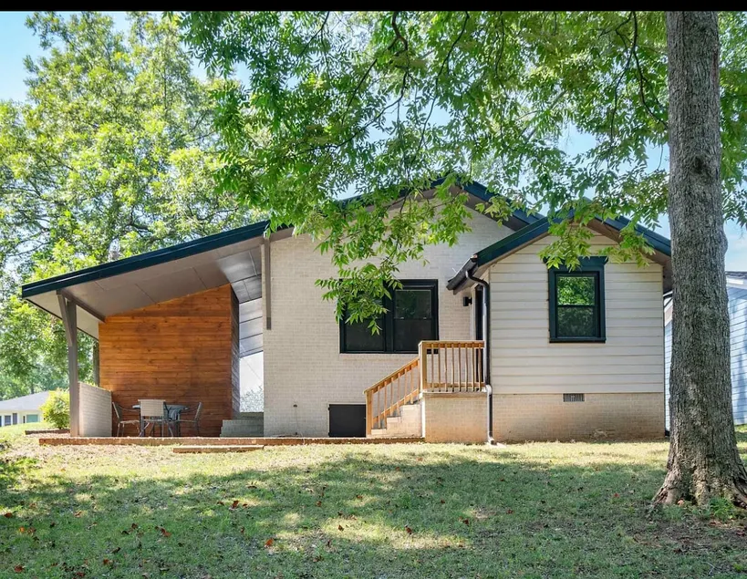 Downtown Bungalow -king suite, laundry, coffee bar - Image 1