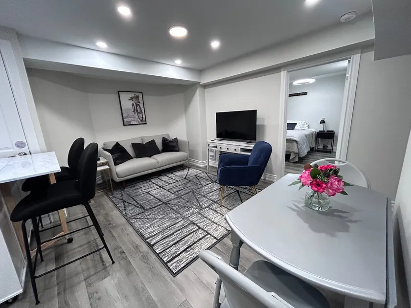 Bright, Spacious, Quiet 2 bedroom - Licensed - Image 1
