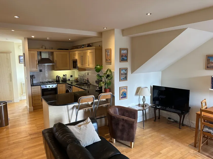 Large 2 bd, fast WiFi, 5 ppl, free parking, a/c - Image 1