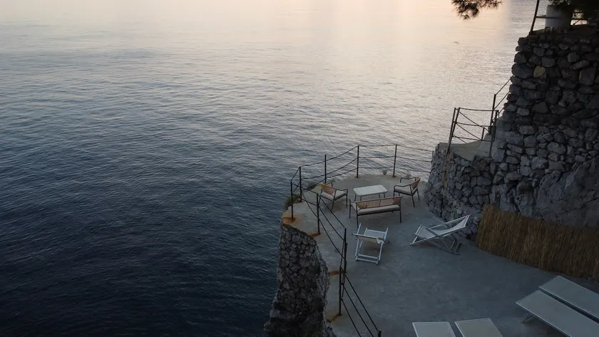 Entre los acantilados y el mar, Costa de Amalfi Villa en el océano. - Image 1