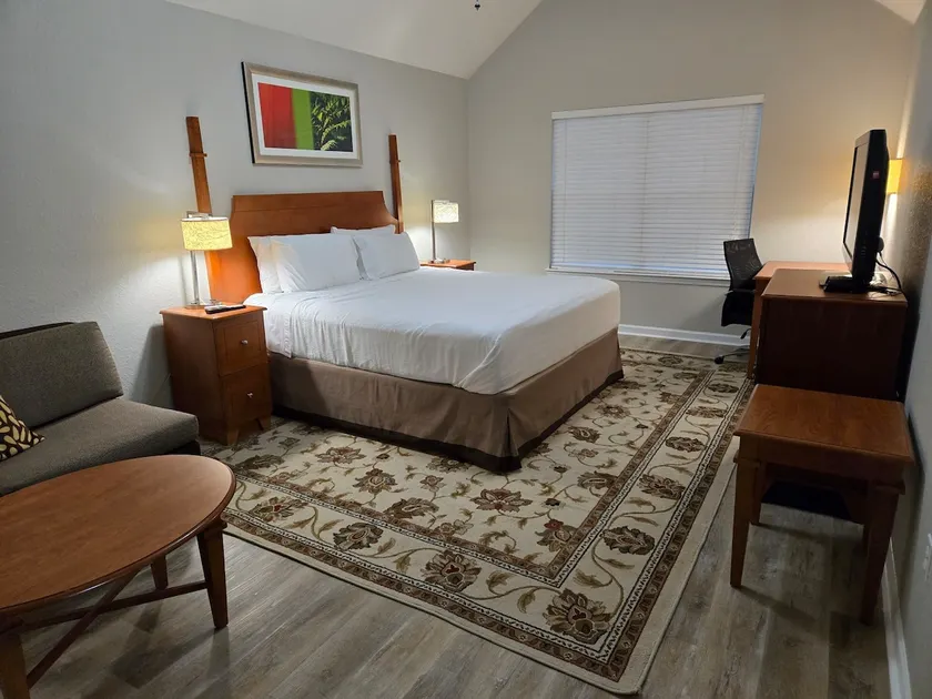 Prime Location Townhouse - Image 1