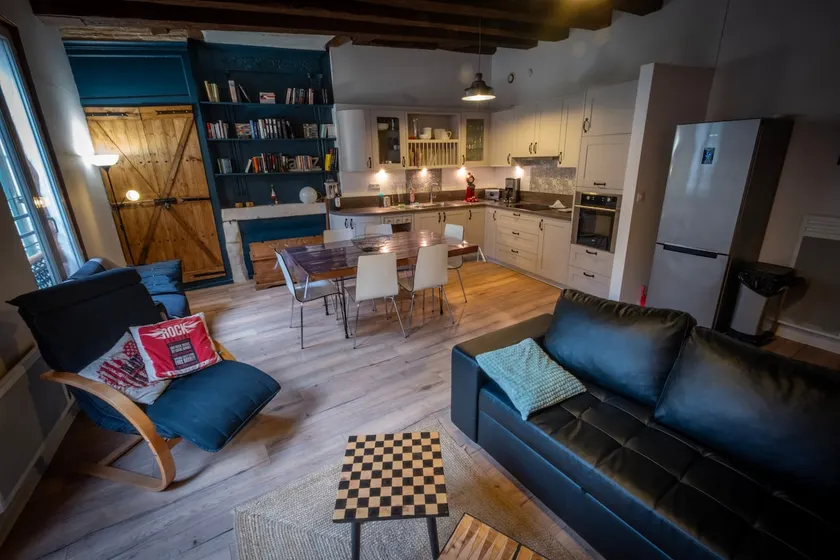 Typical apartment, air conditioning, nearby parking - Image 1