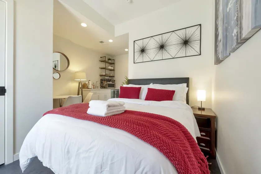 Stylish Sunnyside Studio | Walk to Light Rail, DT - Image 1
