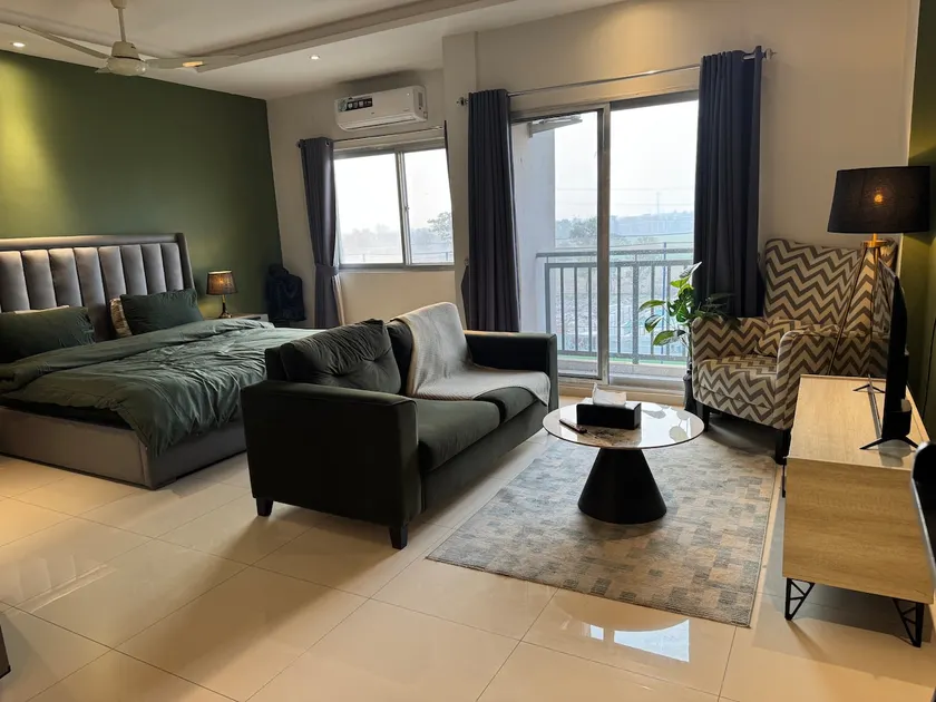 Tipsy Retreat: Studio Apt - Image 1