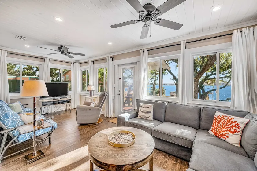 Charming bay front home with WiFi, central AC, bal - Image 1