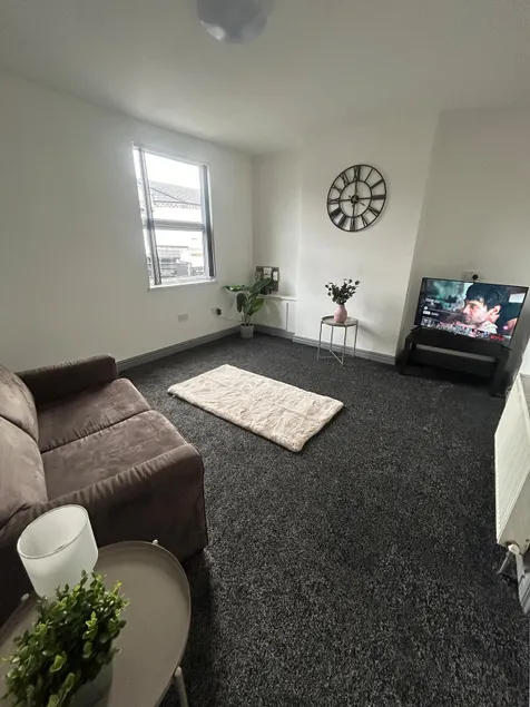 Spacious Apartment near train station with a parking space - Image 1