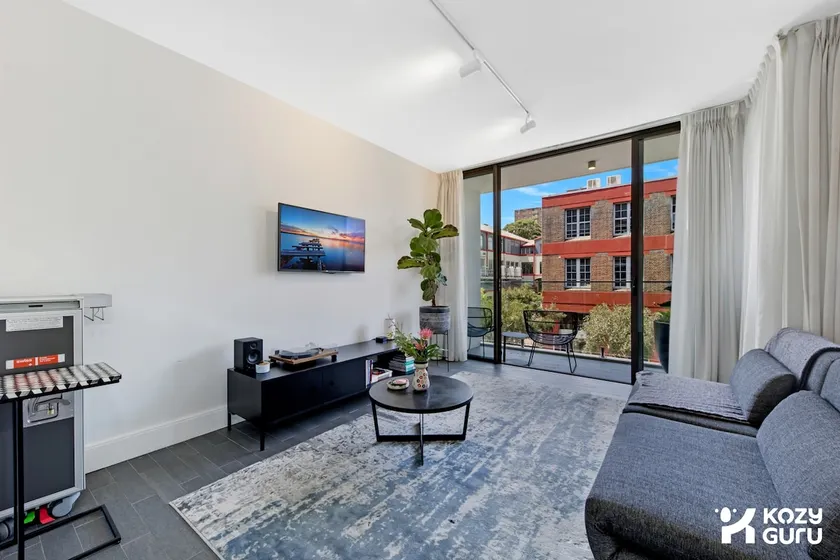 KozyGuru | Surry Hills | Freshly Cozy Apt - Image 1