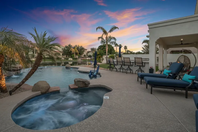 Ritz Laguna Cove, heated pool included in price - Image 1