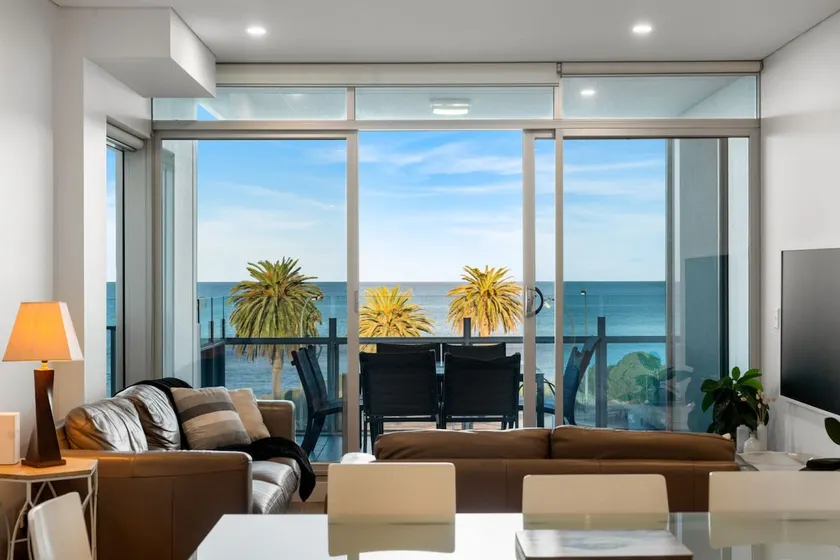 Paradise Peak—Ocean Views in Central Victor Harbor - Image 1