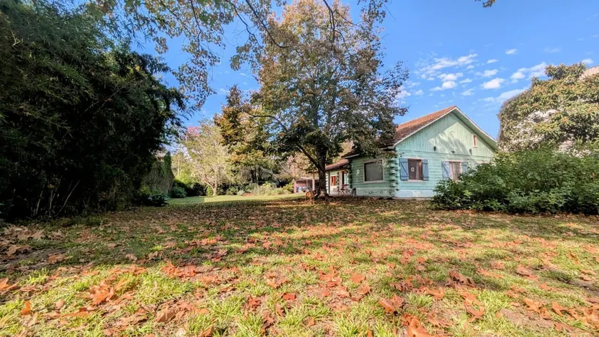 A cabin to rest in Leloir Park - Image 1