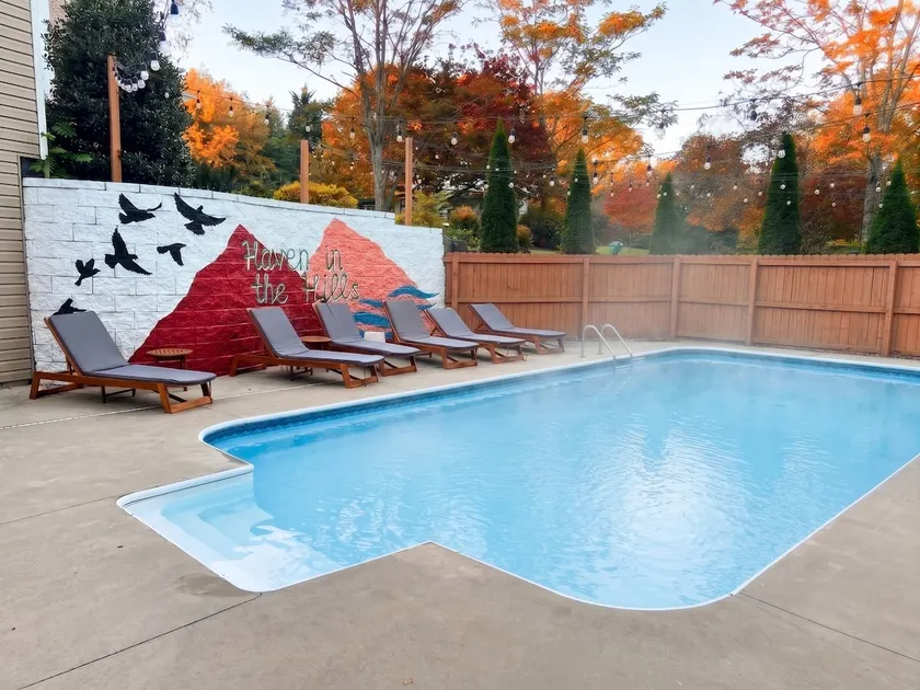 Resort-style home w/ heated pool, hot tub, arcade - Image 1