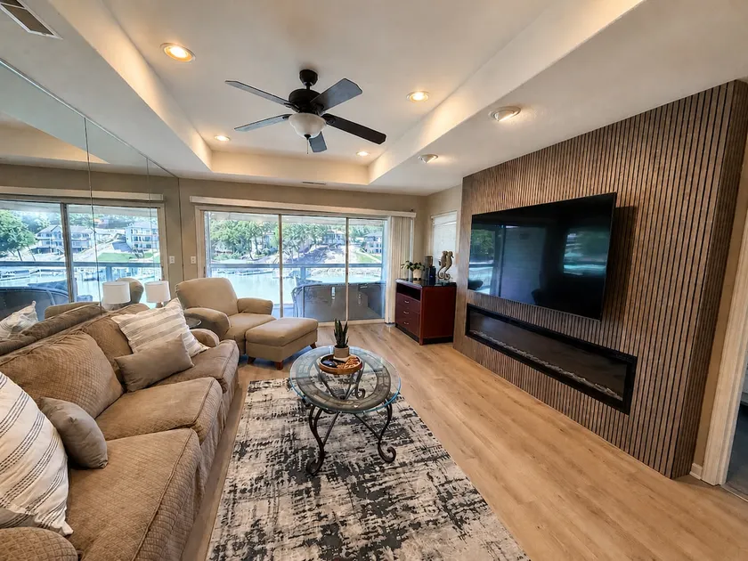Spacious 3-Bedroom Waterfront Condo – Stunning Vie - Image 1