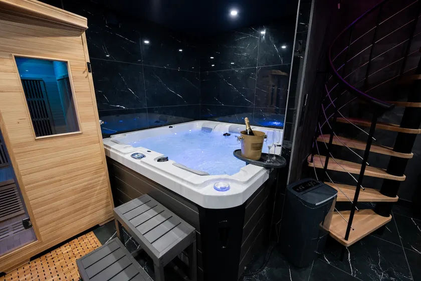 Elixir d'Amour Suite with Hot Tub and Sauna - Image 1