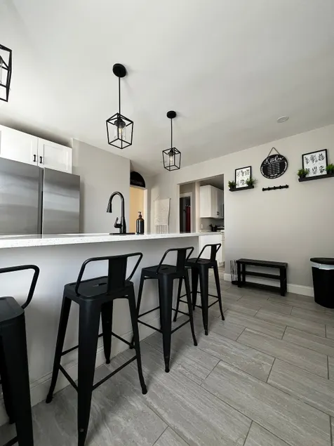 Modern Stay 15 Min to Colleges, Hospital & Highway - Image 1