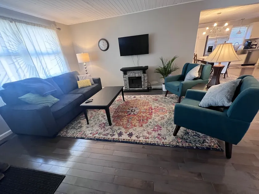5 min from I-80, cozy little home - Image 1