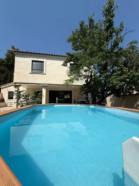 Air-conditioned house with garden, pool & foosball table - Image 1
