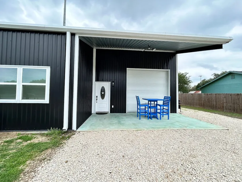 8 Blocks From Splashway ! - Image 1