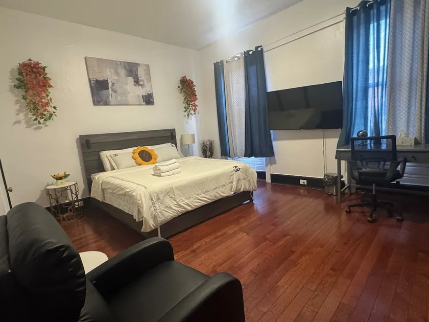 Philadelphia City Center Love Luxury House (King Bed) Perfect Kitchen, 8 minutes from Wells Fargo, Welcome Home! - Image 1