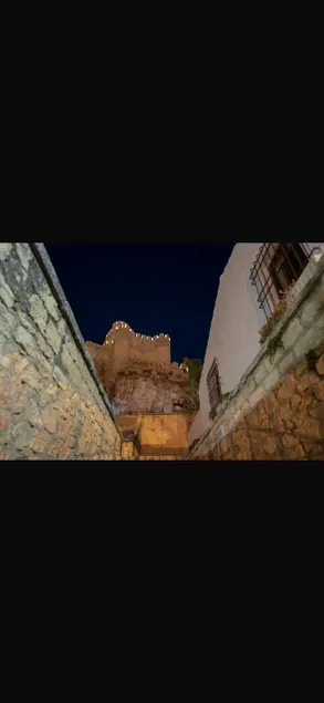 Petit Castillo - Image 1