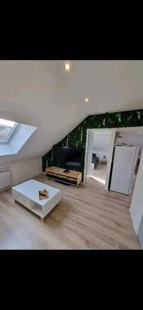 Chic Renovated Apartment Near Paris - Image 1
