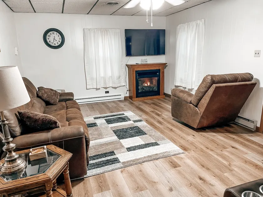 3BR farmhouse- 5 mins from town - Image 1