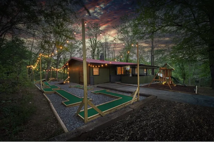 Putt N’ Stay | Mini Golf | Game Room | Sauna - Image 1