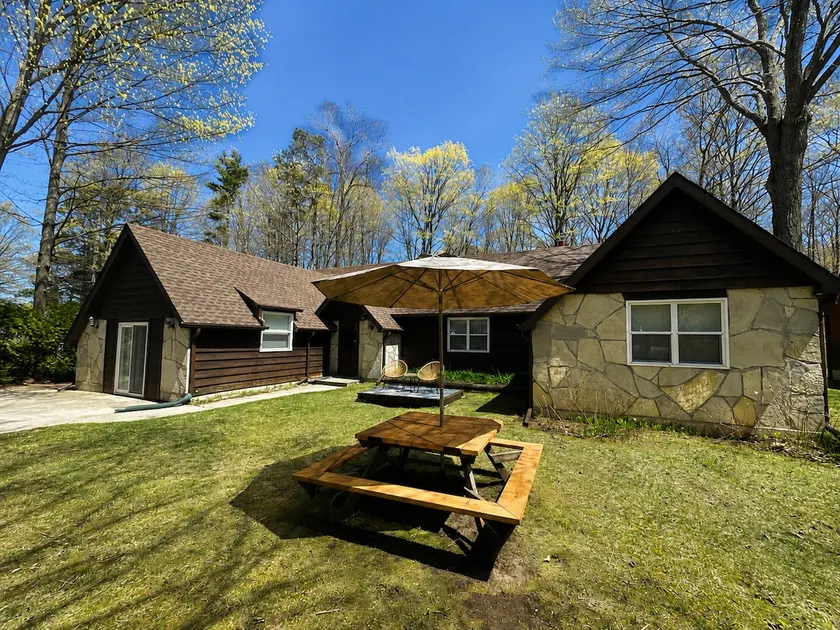 Sauble Beach Getaway with AC and Private Suite - Image 1