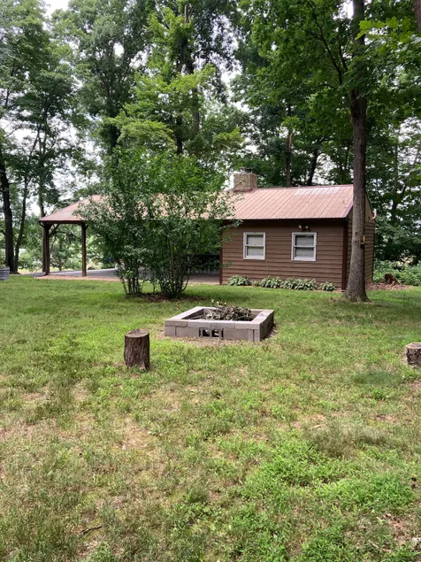 Cabin on the farm in Rockingham County - Image 1