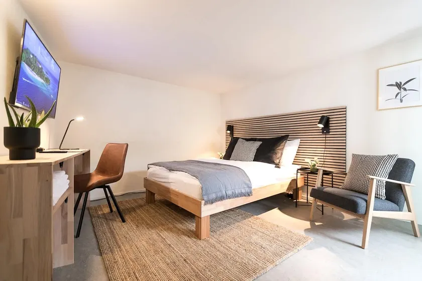 Orange deluxe apartment with shower and kitchenette - Image 1