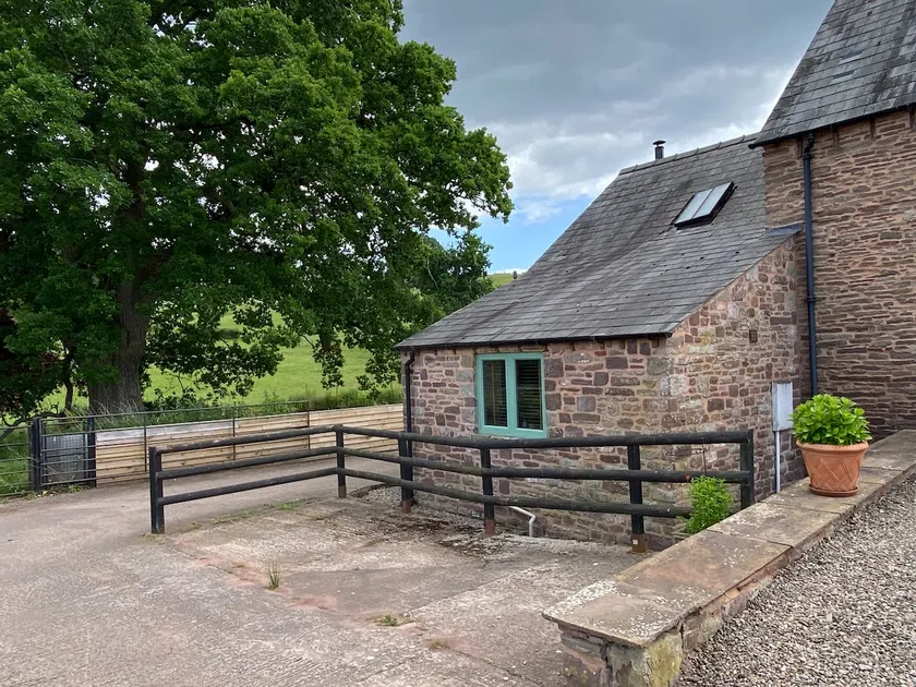 Oaklands Cottage on a rural farm - Image 1