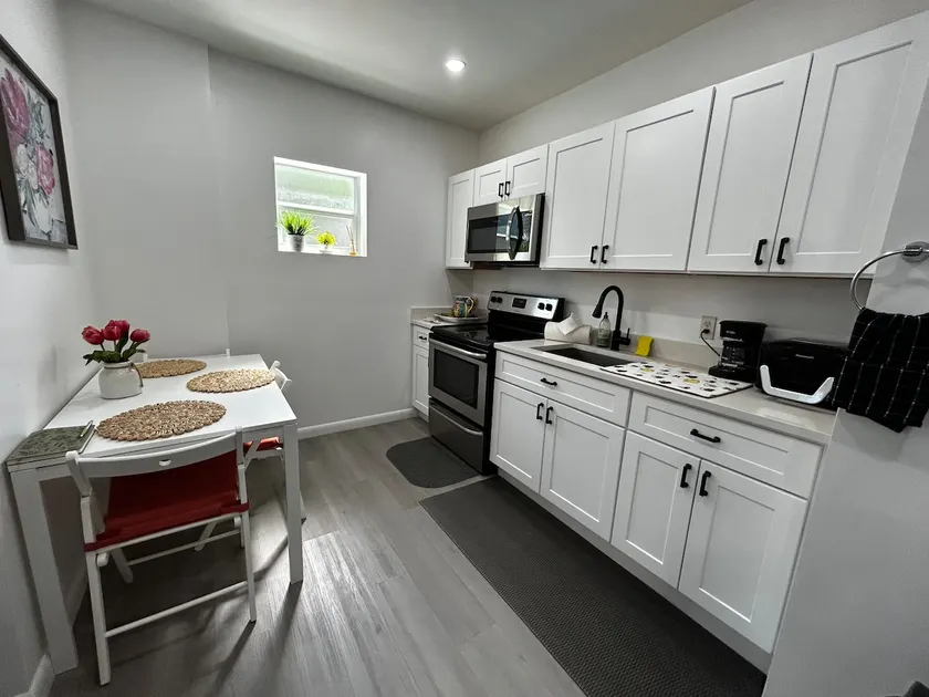 Cozy Private Studio in Sunrise - Image 1
