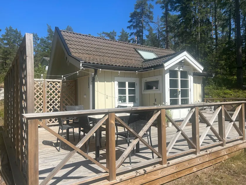 Idyllic summer cottage with private beach - Image 1