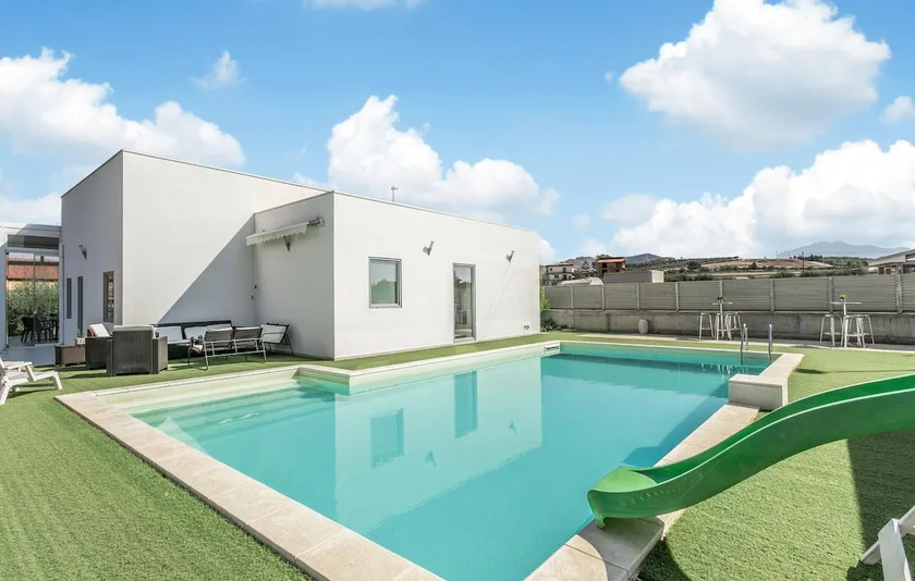 Awesome home in Catenanuova - Image 1