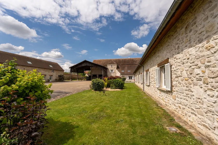 Spacious & bright house • 8 guests • 10 min CDG - Image 1