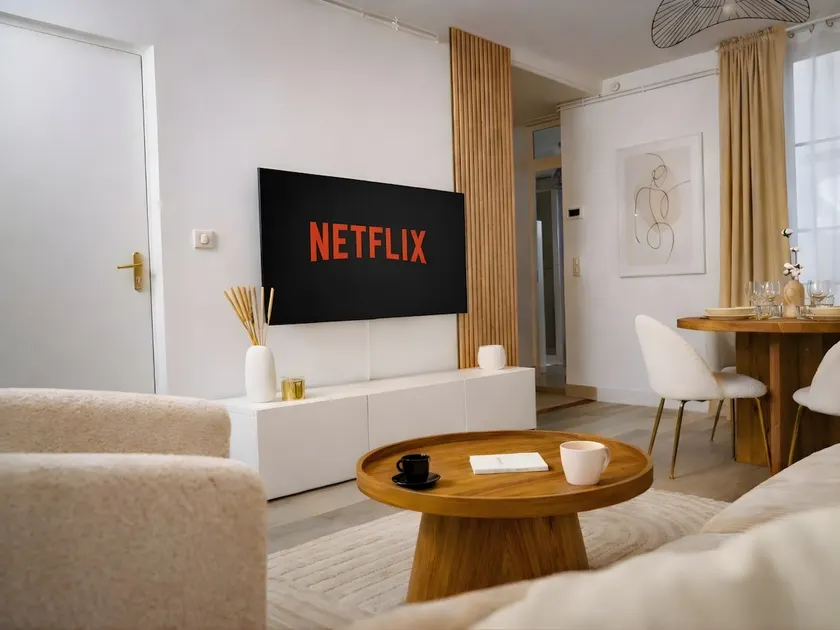 Le Subtil – Elegant Cozy • Netflix • Near Station - Image 1