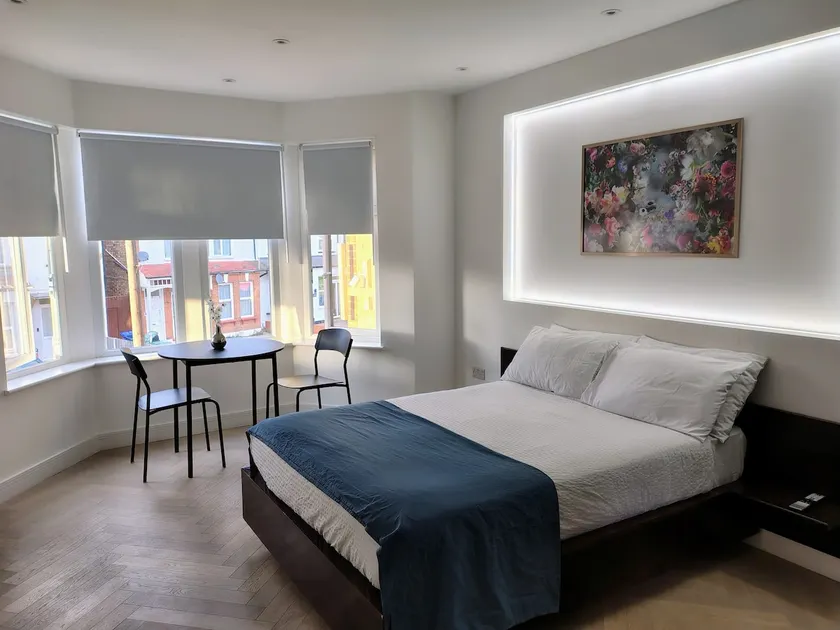 New Luxurious Studio 20 Minutes to Central London - Image 1