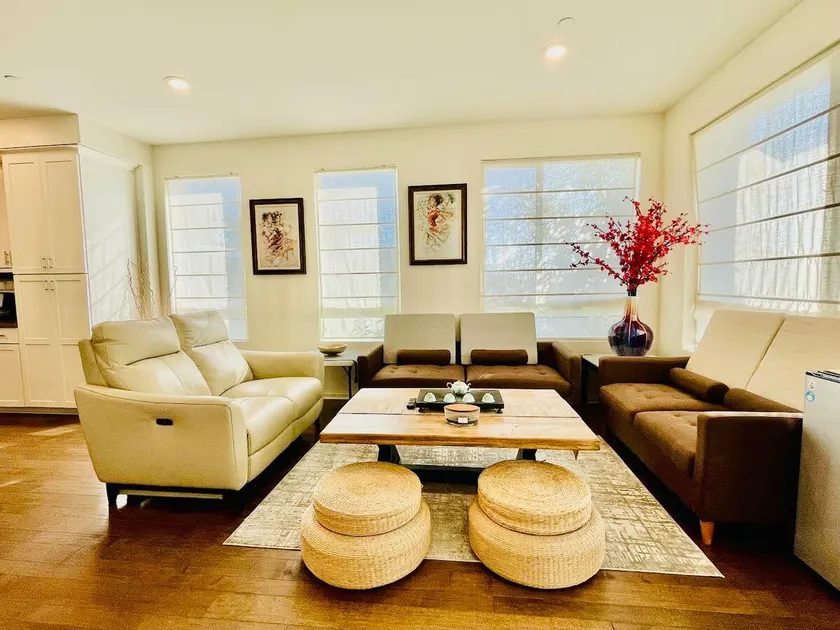 Charming & Modern 3B 2.5BA Home with Warm Decor - Image 1