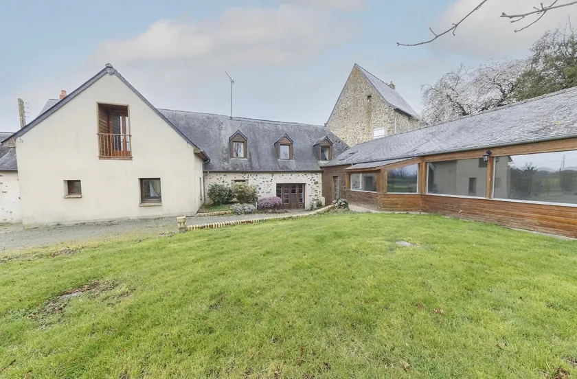 Spacious rural cottage with pool - Image 1