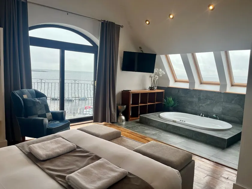 Bayview Penthouse in Salthill - Image 1